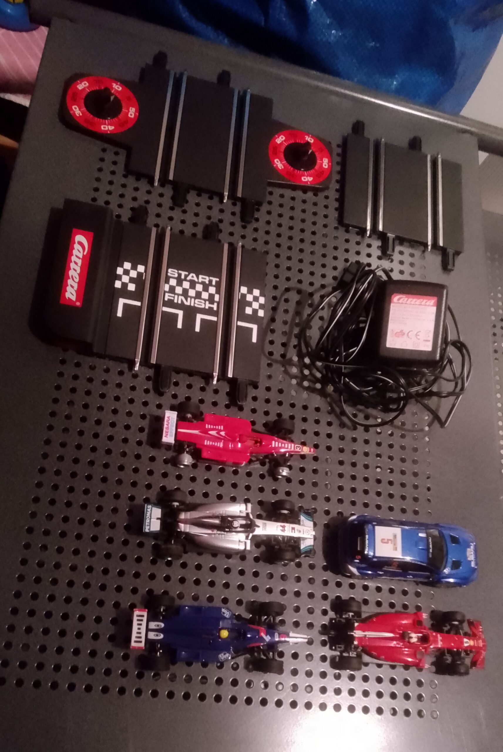 Carrera Go!!!-Rennbahnen mit Rennautos und vielen Einzelteilen