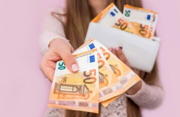 femme-qui-tend-des-billets-de-50-euros